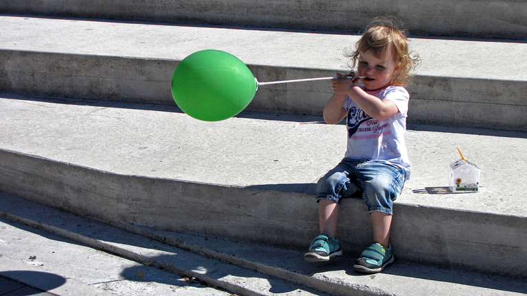 D_005.jpg - Flicka med grön ballong Östersund 26 maj 2013Under en rast på Rifo stämman fick jag se den här söta flickan med sin gröna ballong